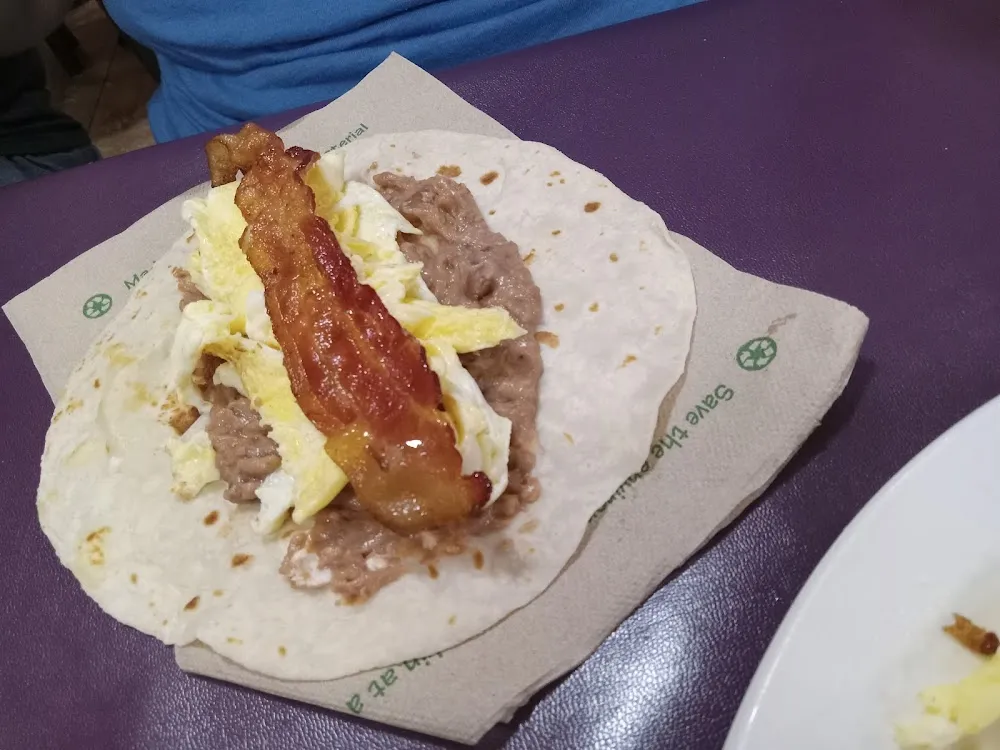 Taco De Huevo Con Tocino Y Frijoles Refritos